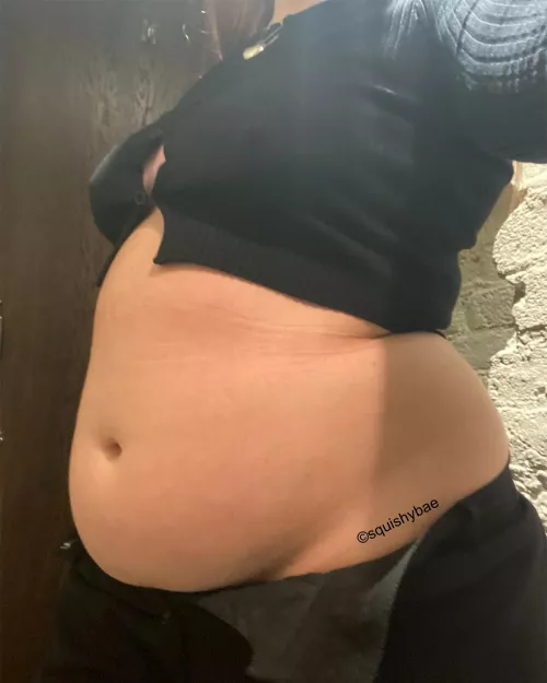 Saturday night’s for going out and stuffing your face in a crop top 😜