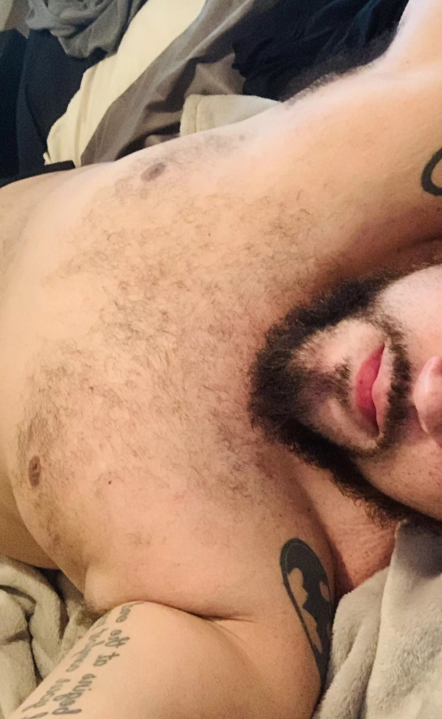 Who’s staying in bed this Sunday ?😏