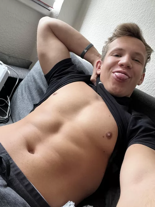 [20] Chilling right after breakfast👀🔥