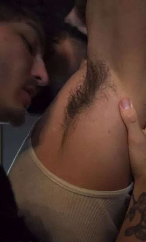 22 Nothing smells sweeter than a guys musky taint.I love to lick and sniff your armpit sc: hairybr1