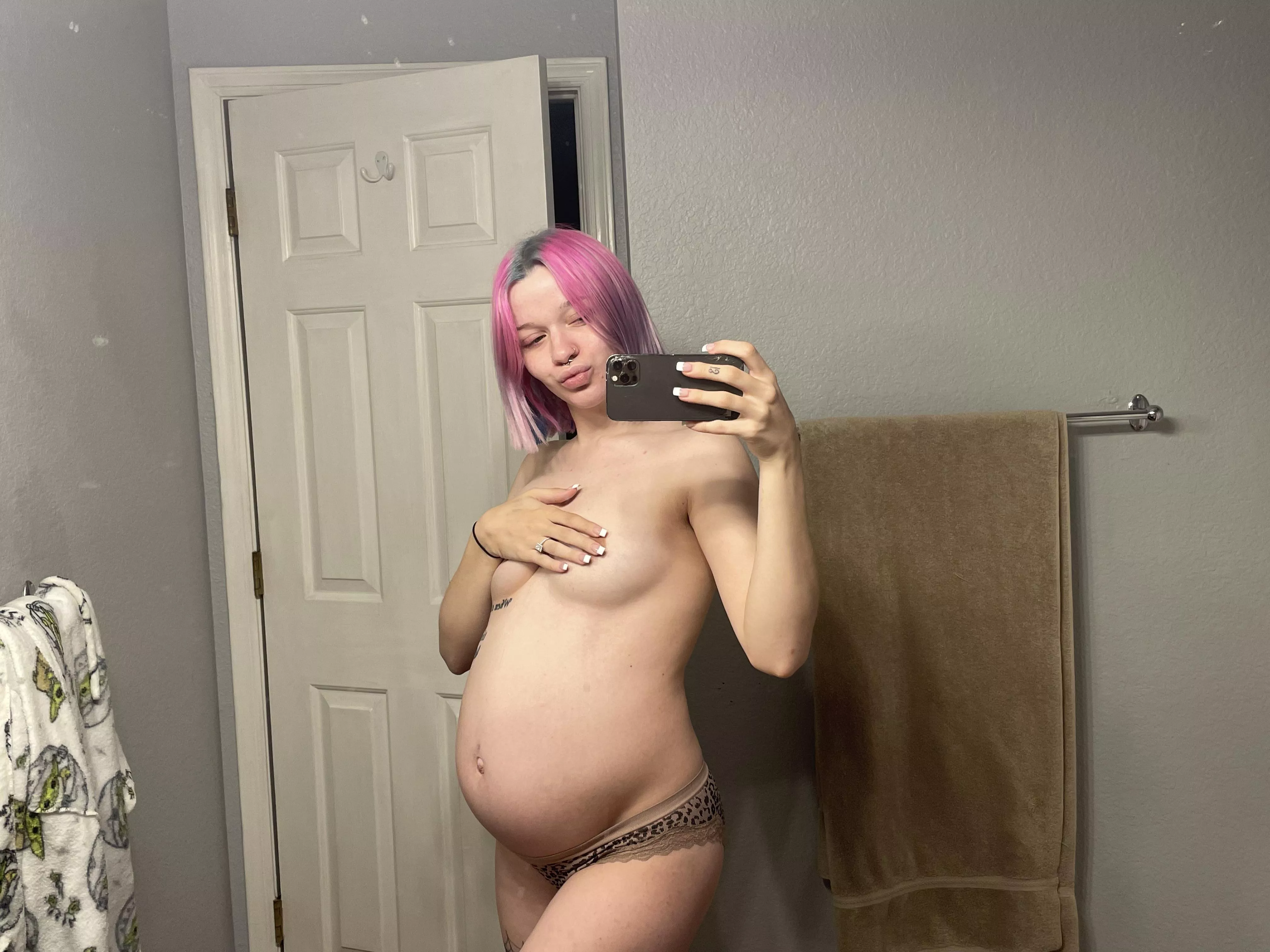 29 weeks and growing🖤