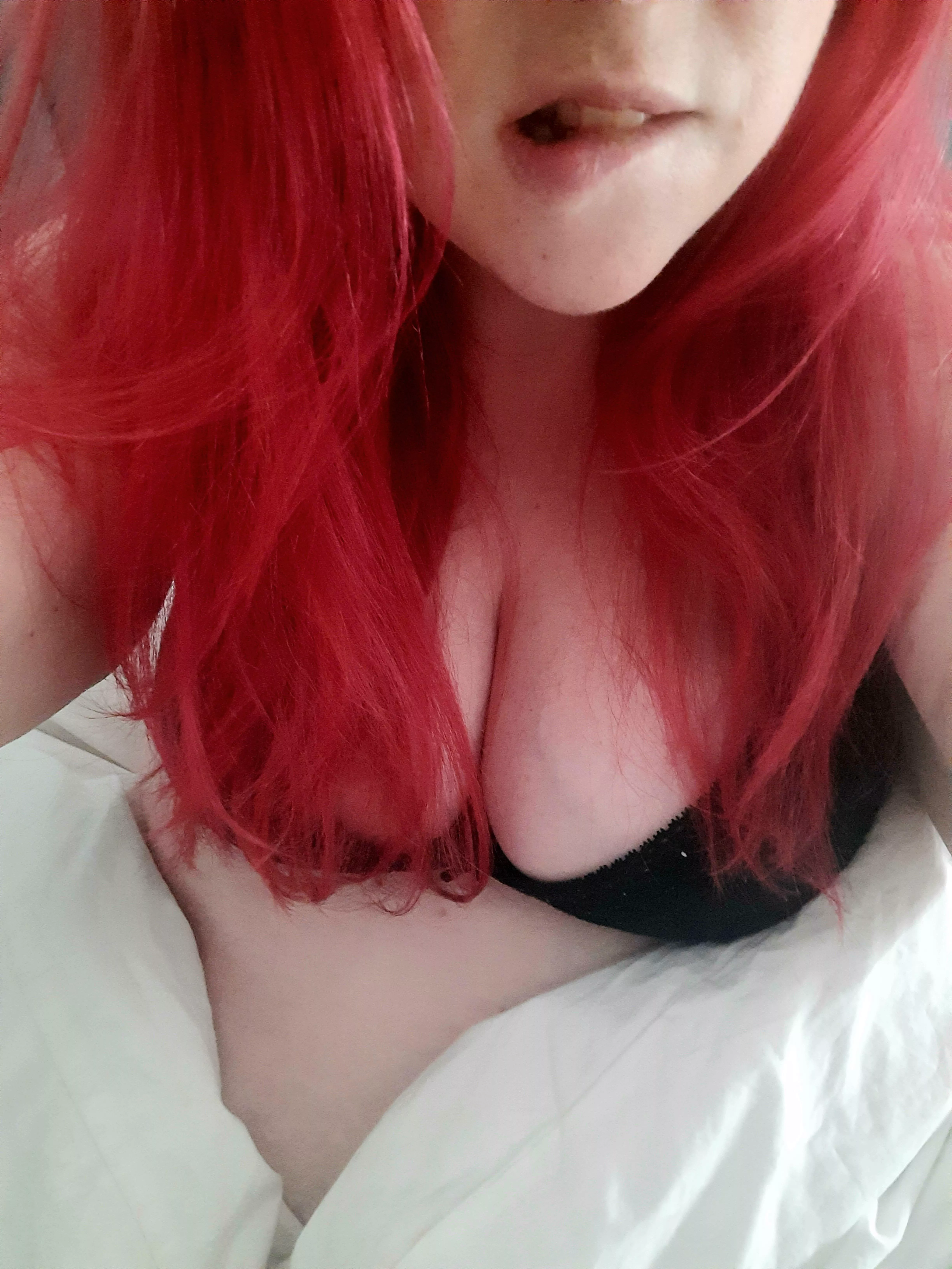 A Monday morning in bed, is there anything better! [F]