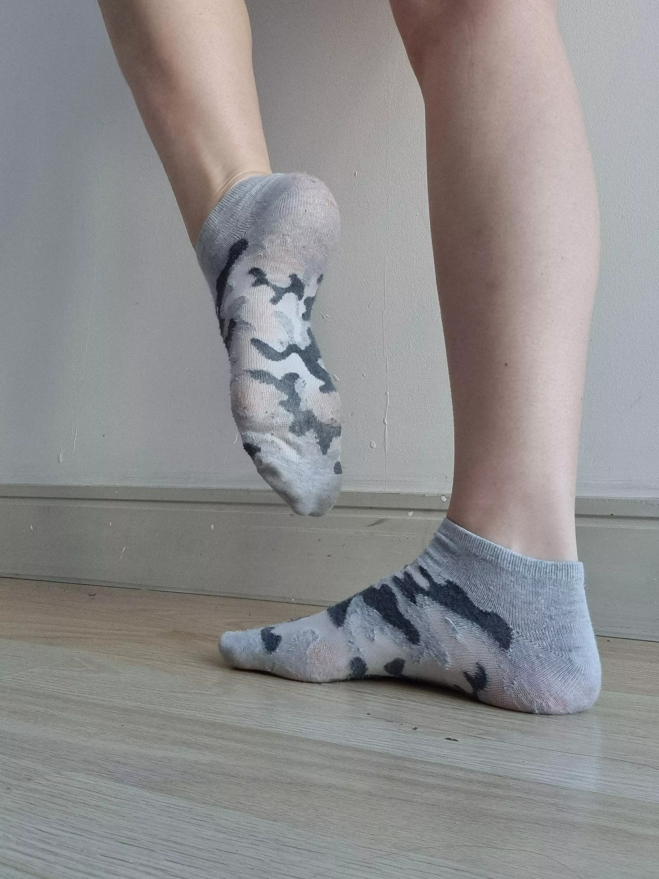 Can anyone find my missing feet? 🥺