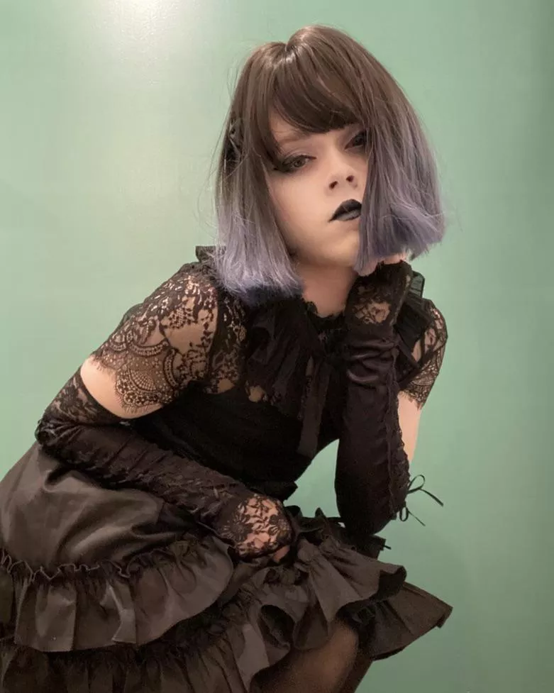 Do you think the cute goth look suits me well?🖤