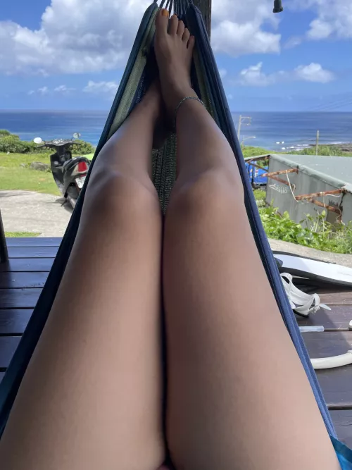 Guess whats between these asian legs...?