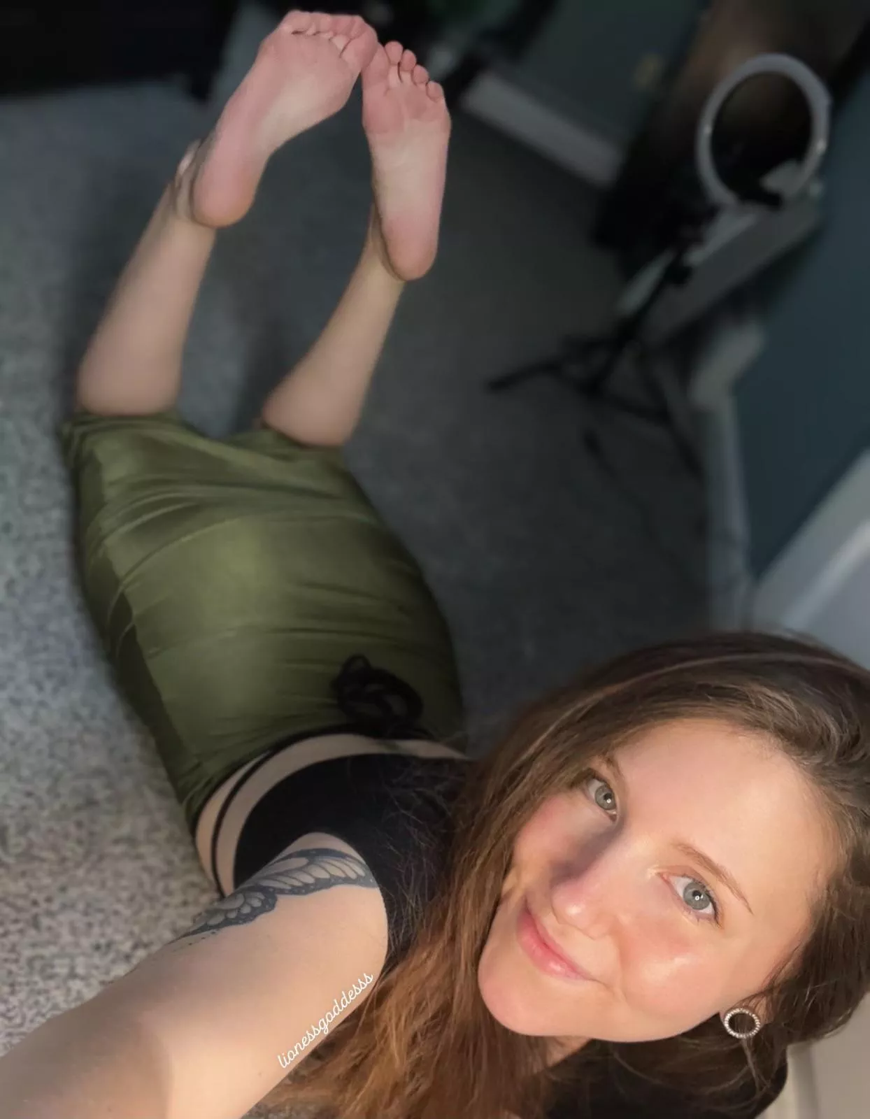 Here to make your Monday blues even worse [domme]