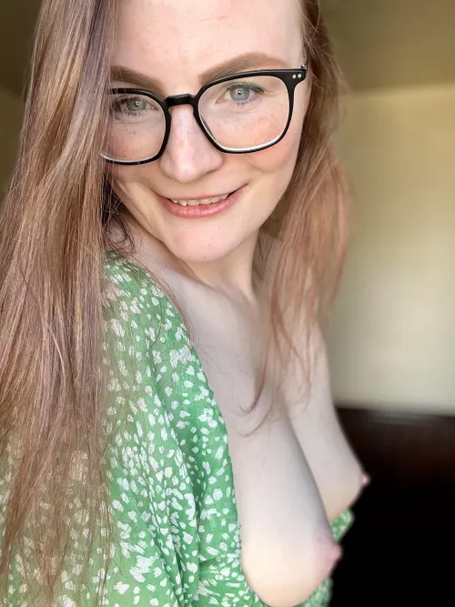 If you like cute redheads in glasses, I’m your girl