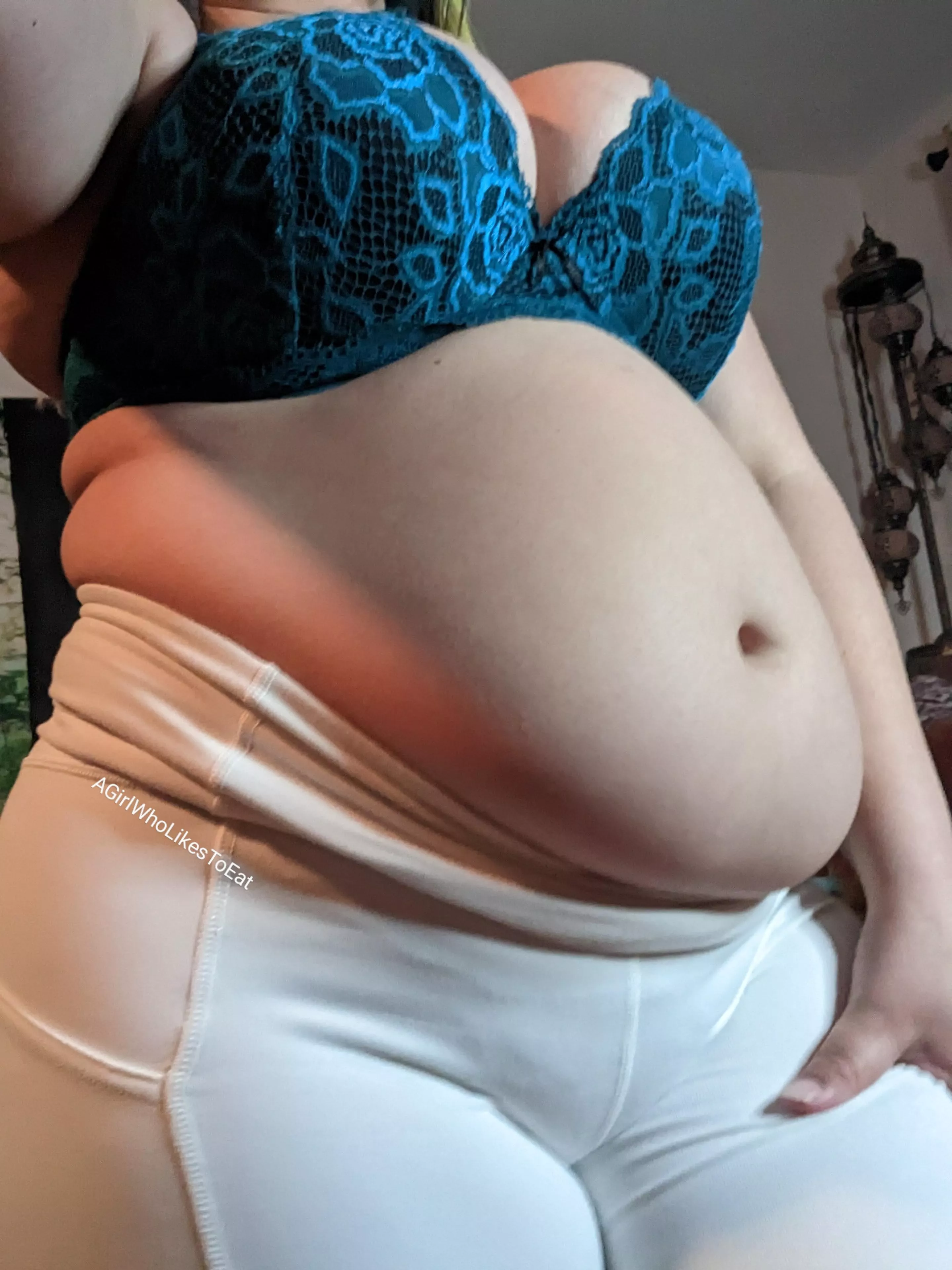 Jiggles and dinner in bed pleaseeee 😗😗😗😗😗