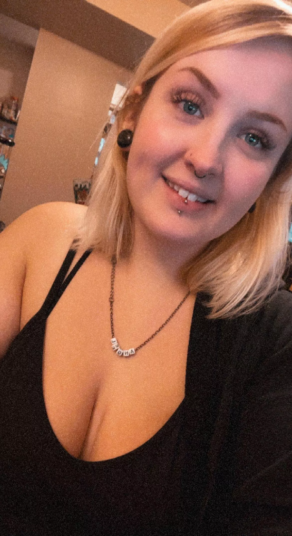 Love when I notice someone's eyes darting back up to mine 😏😜