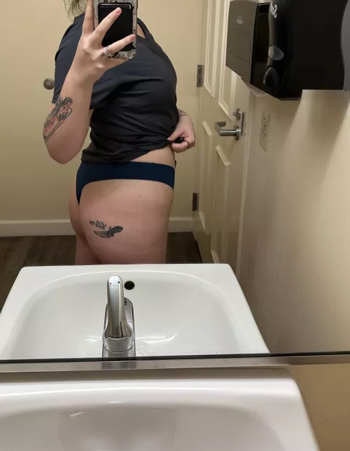 Meet me in the bathroom on my break😈