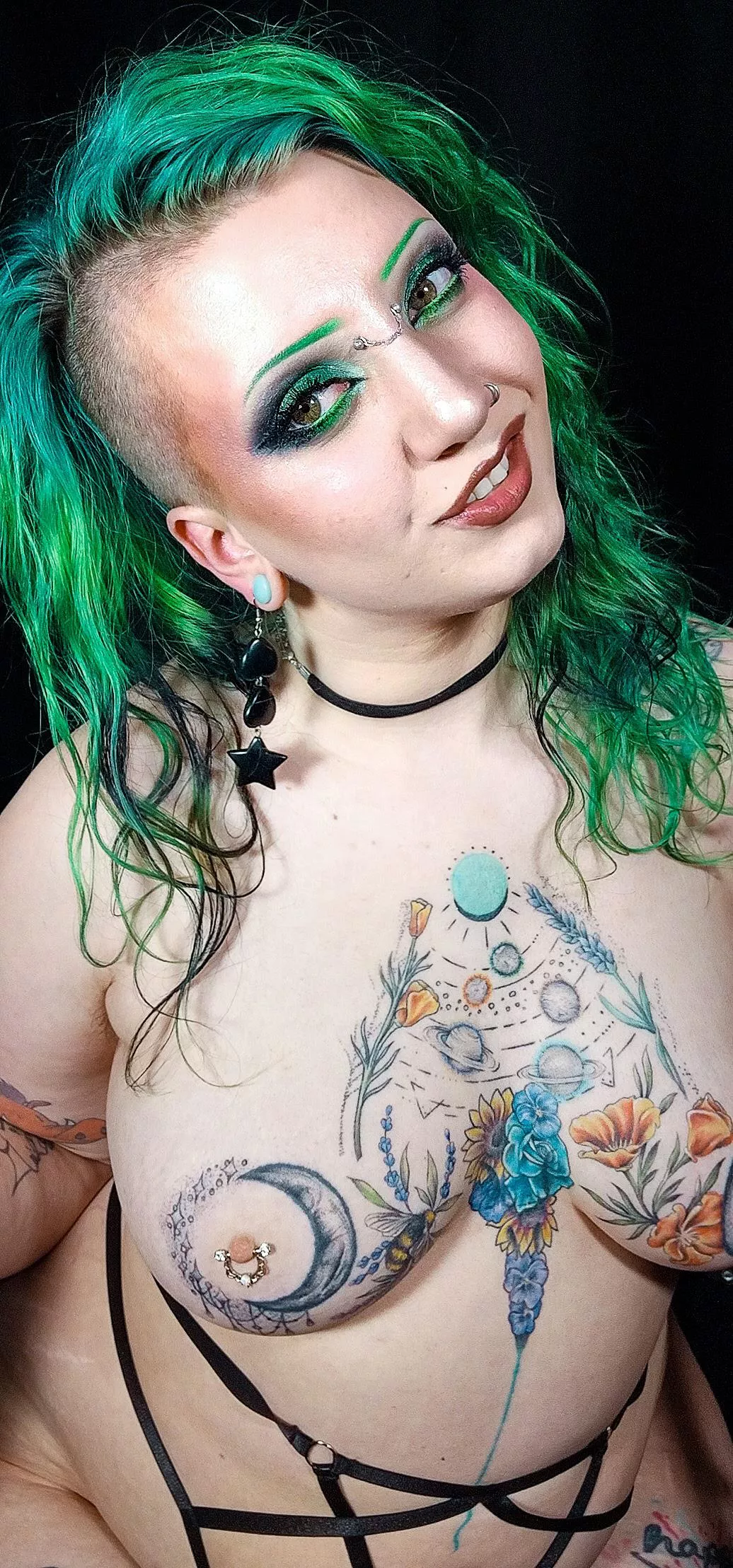 My boob bee says hi 🐝💚