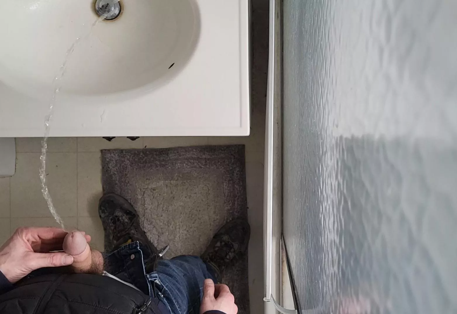 Nice clear sink piss