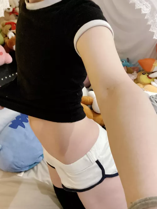 showing off (wearing shorts btw, they’re just super short shorts : 3c)