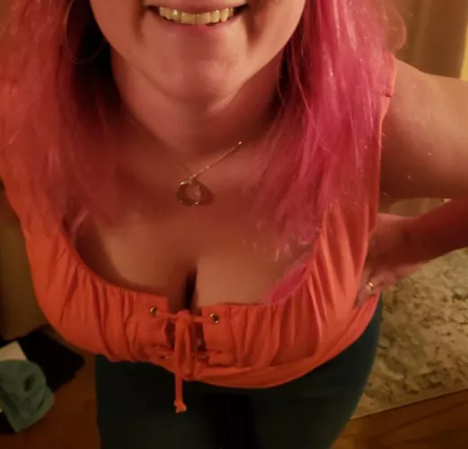 Some Monday morning cleavage for y'all