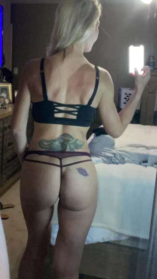 This average everyday MIlF wanted to wish you Happy Milf Monday!