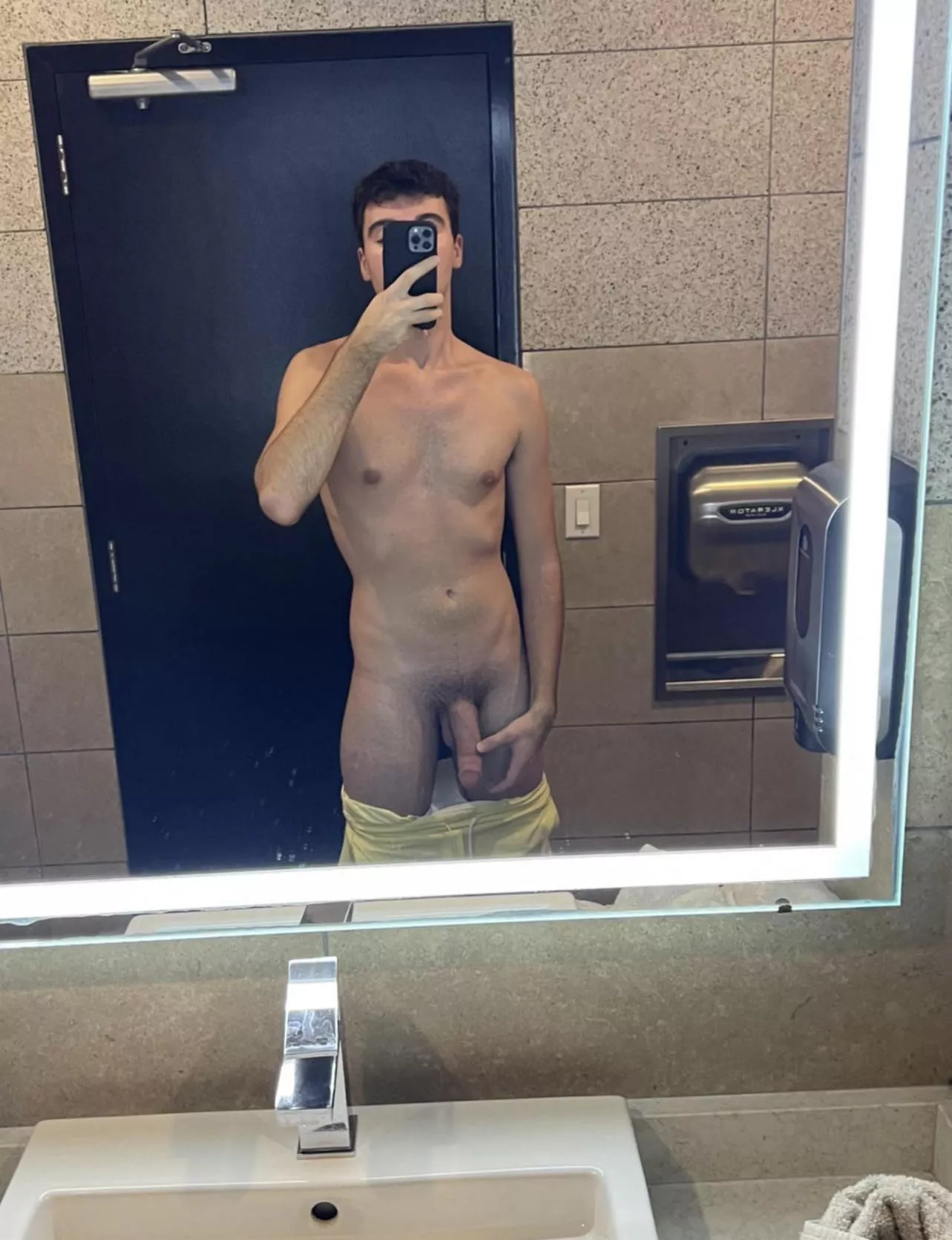Who wants to suck me in this hotel bathroom?