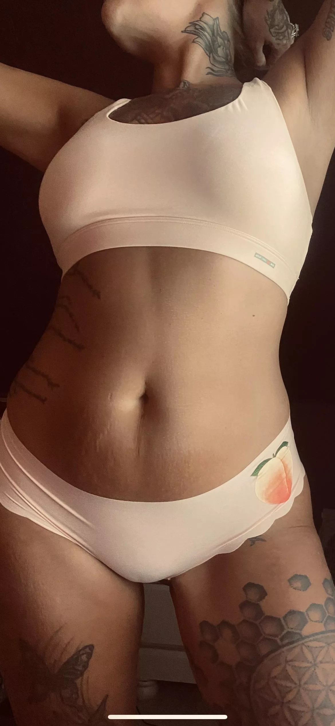 You like the 🍑?? 36 tan w/ curves and my page is free. DM me