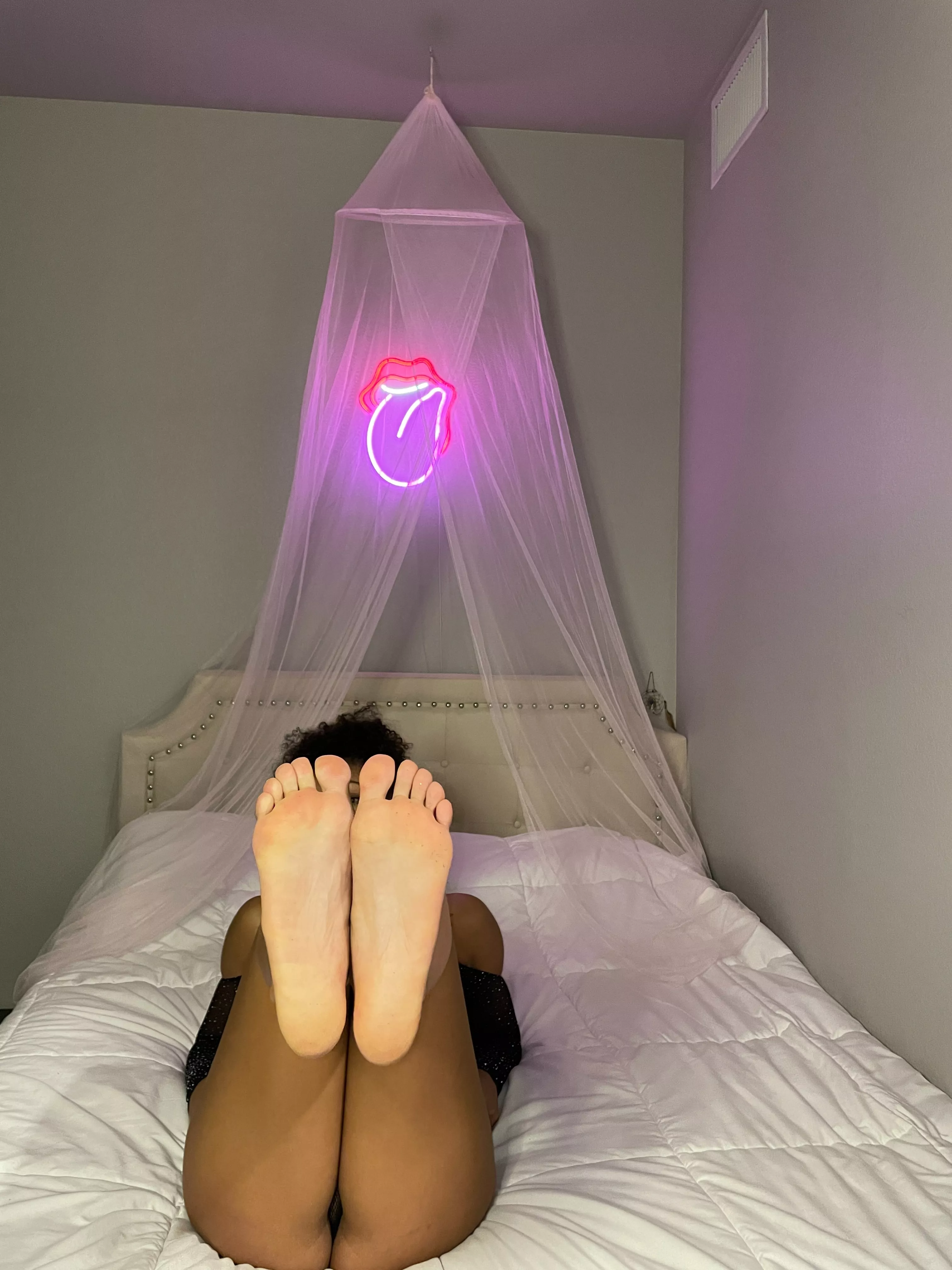 1 react = 3 photos in your DMs 🙄🙄1 comment = surprise