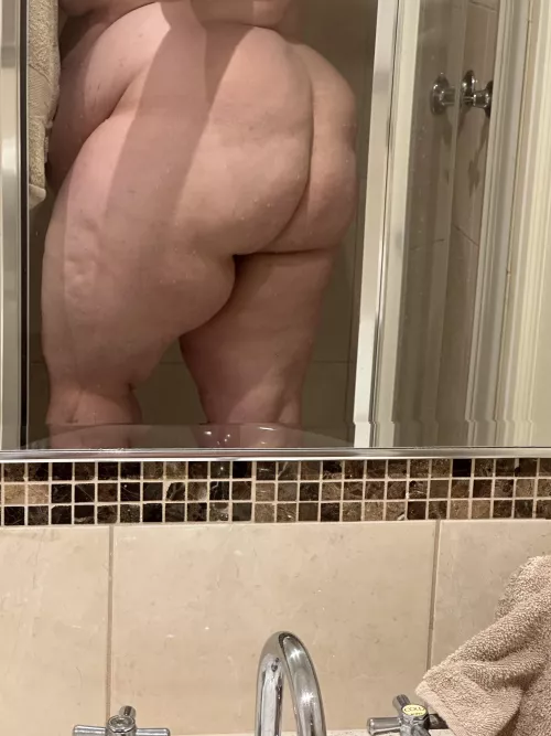 21 Aussie check out my profile for my Twitter and free 7 day OF