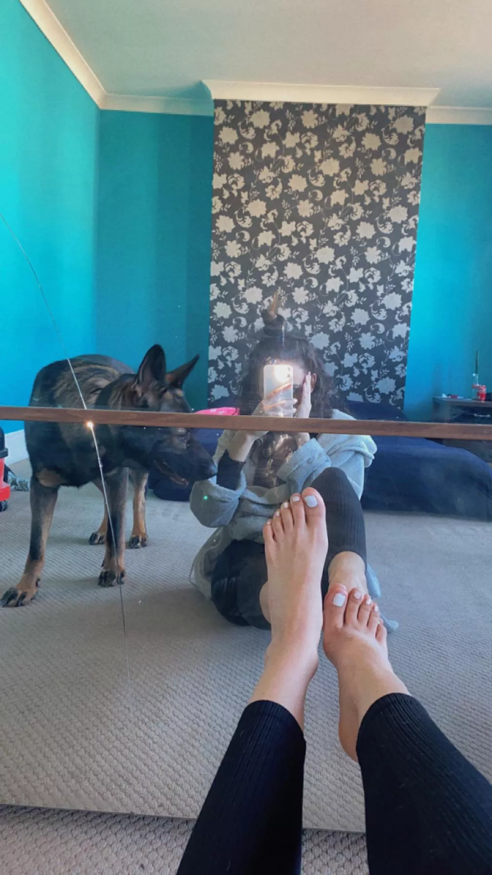 Dare still come near my feet with my bodyguard around 😌😏