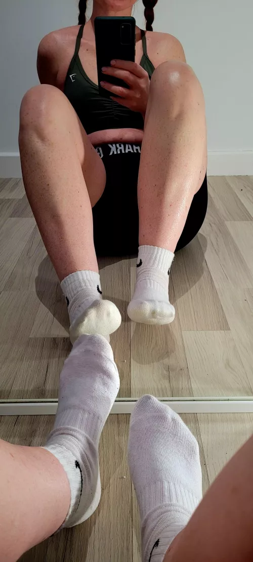 Feet Lovers Get me to 1k followers on my OF and I will spoil YOU ALL!! 😈👣