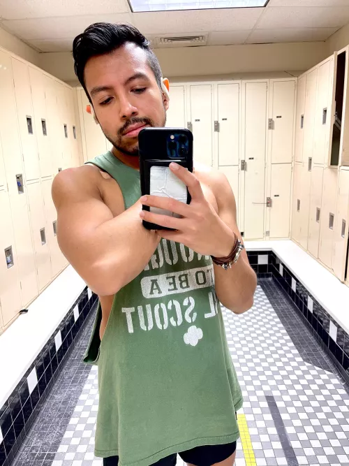 Felt cute after the gym… could use some buddies to chat with. (29)