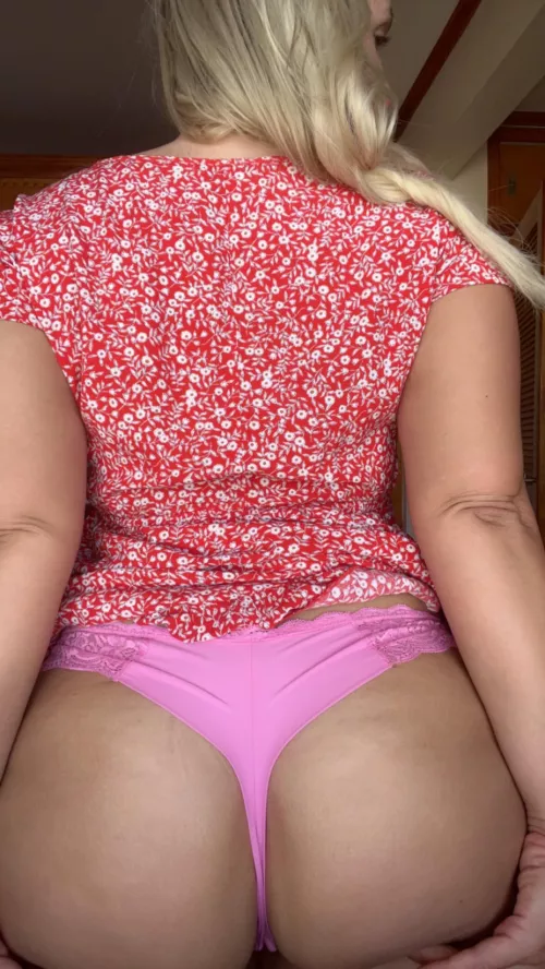 I ONLY TRUST PEOPLE WHO LIKE BIG BUTTS .They cannot lie.