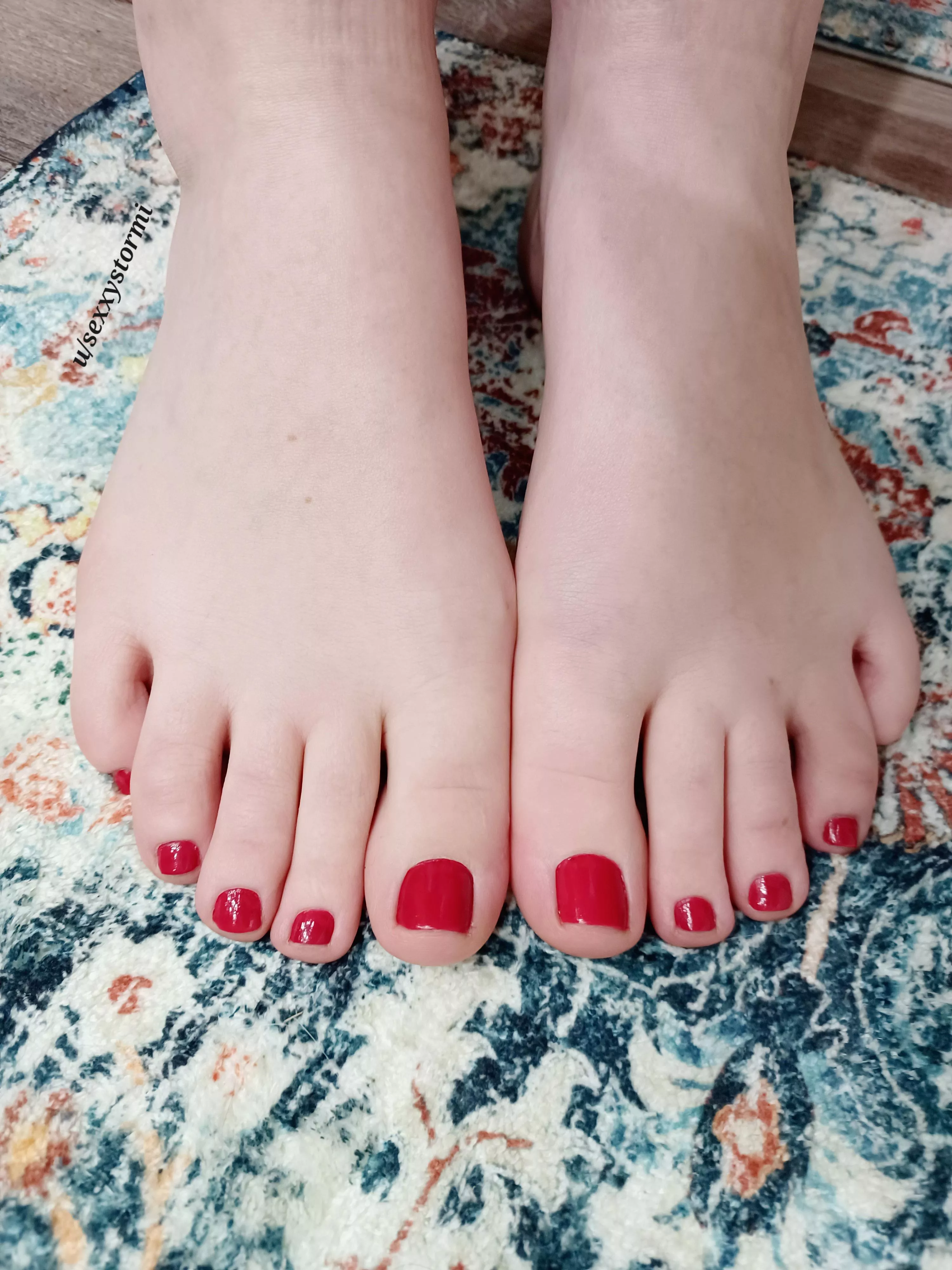 Loving this fresh coat of red polish