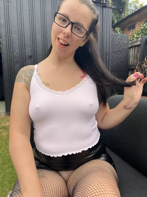 My neighbor is having a frat party, this Mom's ass should crash