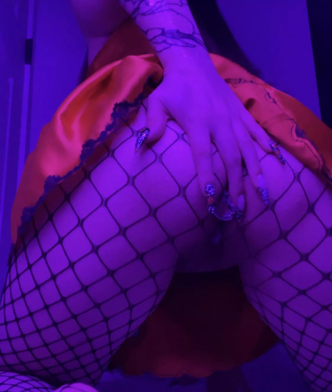 Nothing better than long nails and fishnets😈more below