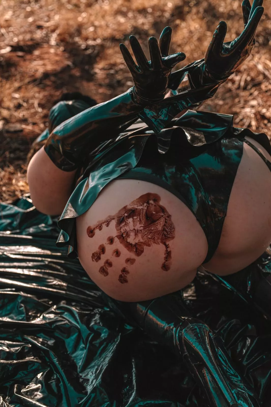 Playing with chocolate sauce and a latex [F] Easter Bunny 🐰