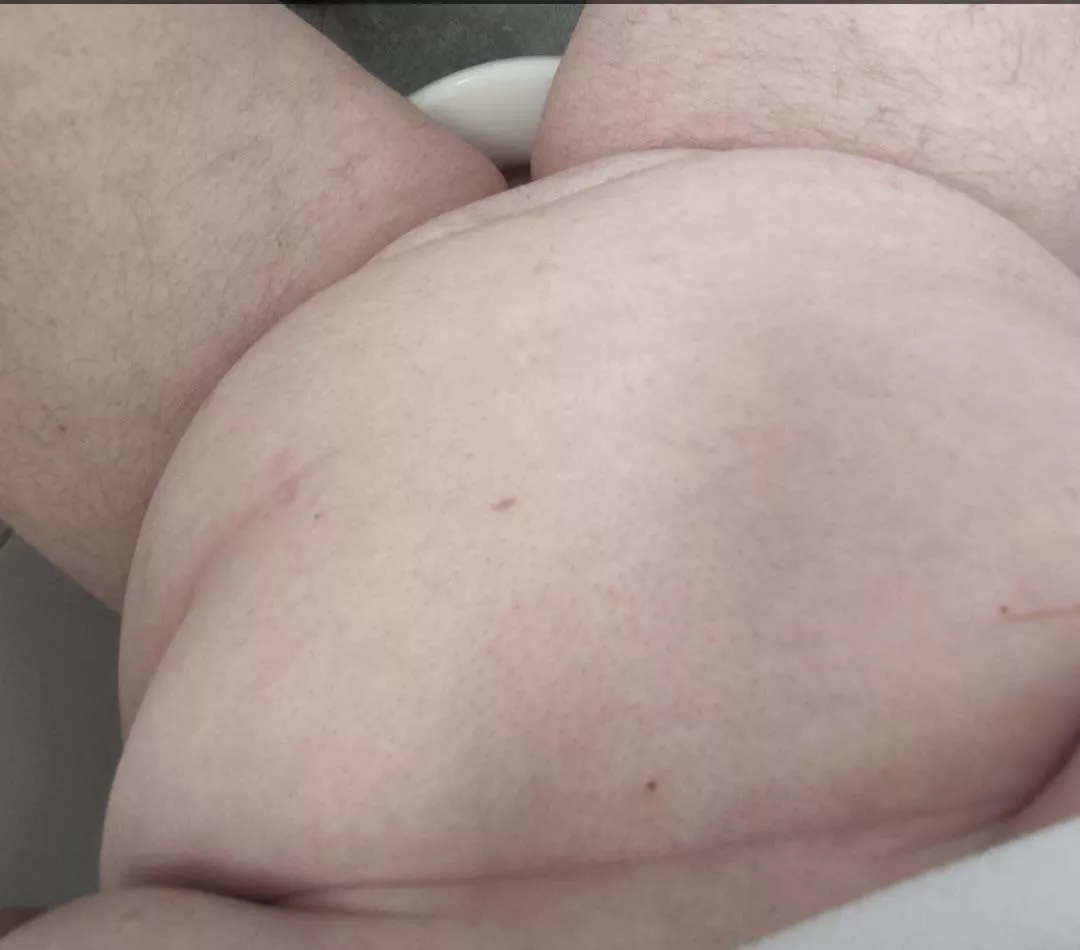 Wondering if the toilet is tiny or am i just so huge? 🤔