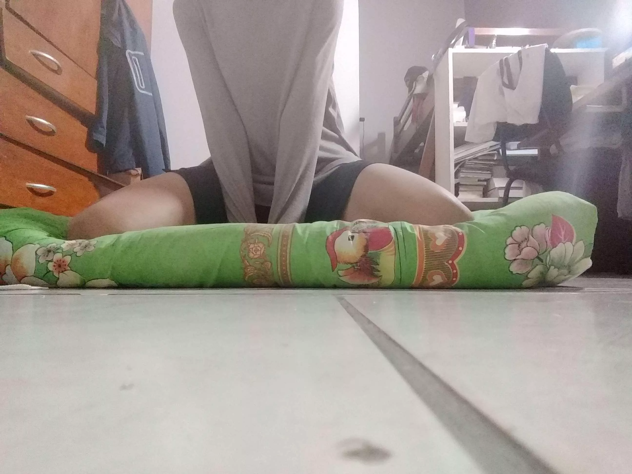 1st time trying this pose lol,hope it looks good (and yeah bedroom a mess,sorry lol)