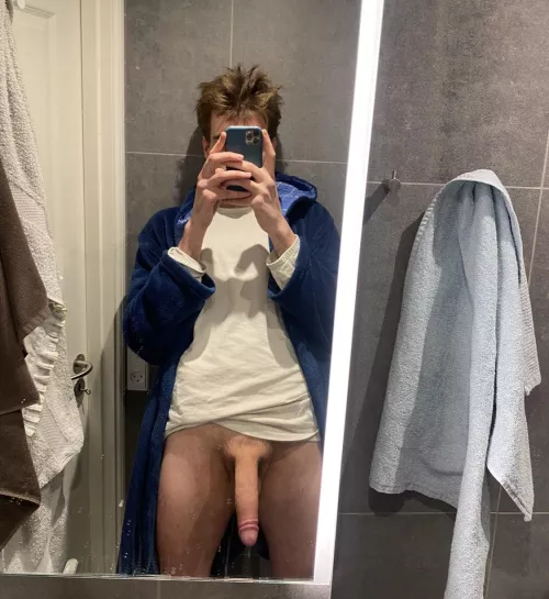 24 EU College student looking for chats w other hung guys:) Start with a face pic pls Sc:oliver_blue2020