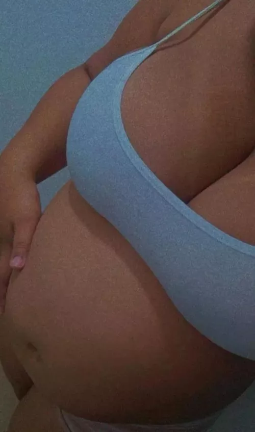 almost 20 weeks pregnant and still can't find someone who raised me, give me karma 😍