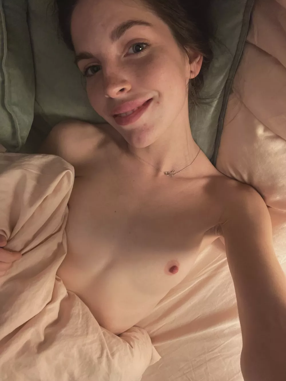 Big smile from a tiny girl for a happy day!☺️🤍