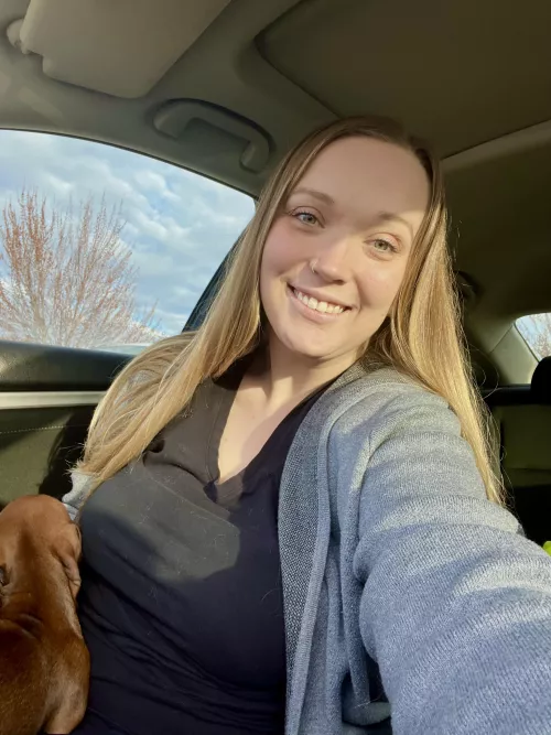 Blonde hair, green eyes 💚