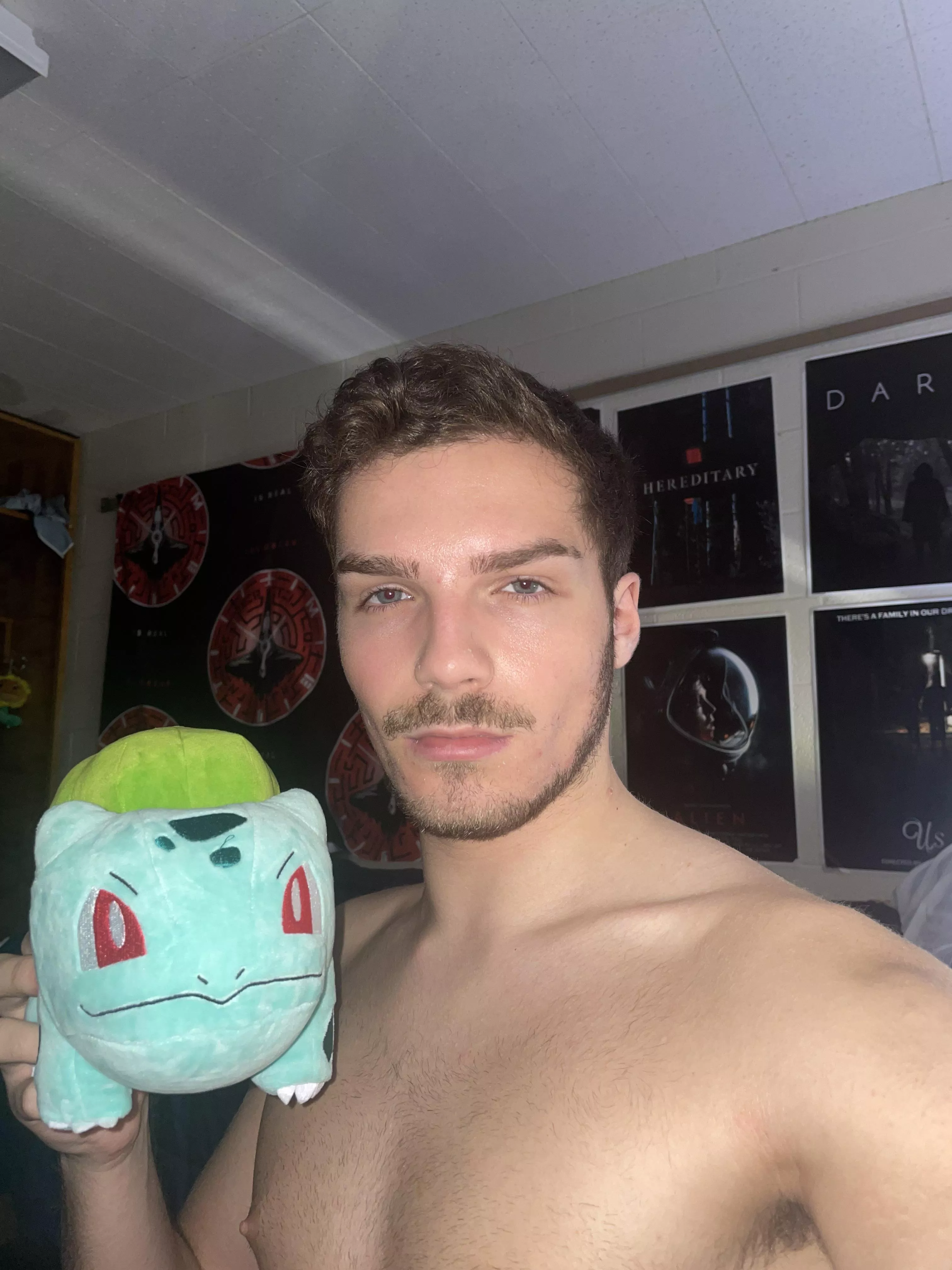 Bulbasaur and I preparing to play Until Dawn tn :’)