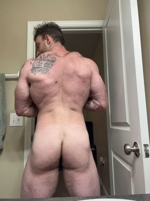 Can someone help me shave my back 😘