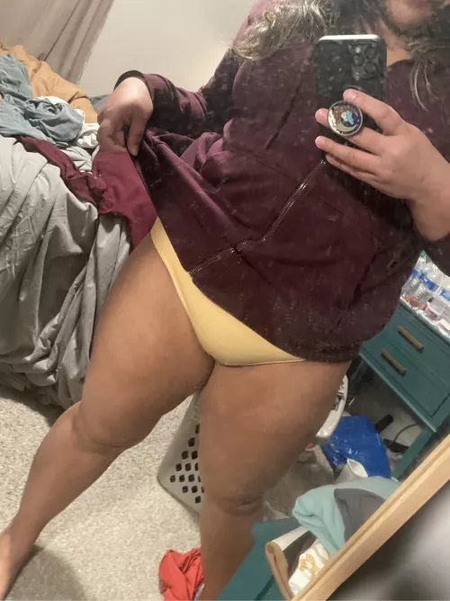 [f] mid-room-cleanup mirror selfie 🌻