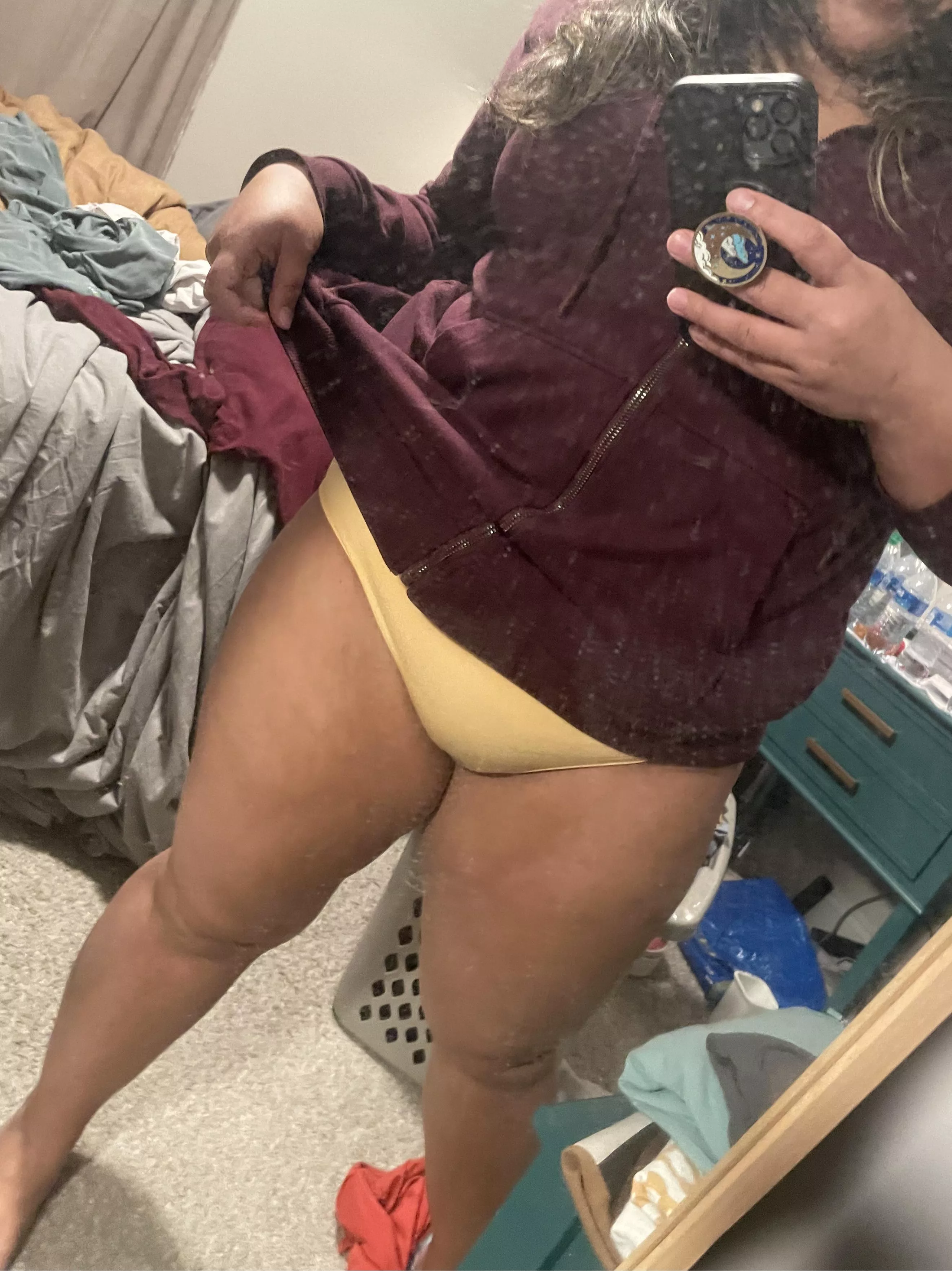 [f] mid-room-cleanup mirror selfie 🌻