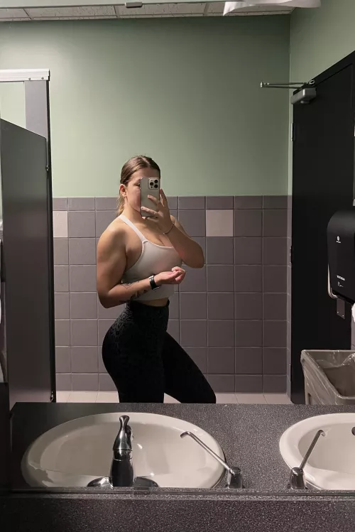 [f] would you consider me a muscle mommy? ;)