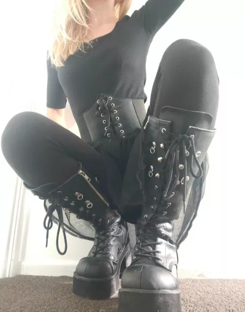 I love my big goth boots 🖤