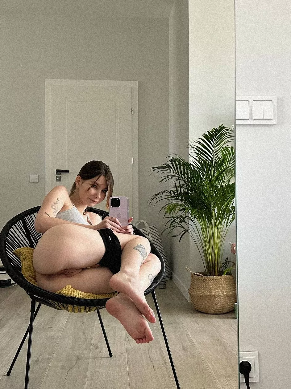 I tired to wait, just take my pettie pussy right now