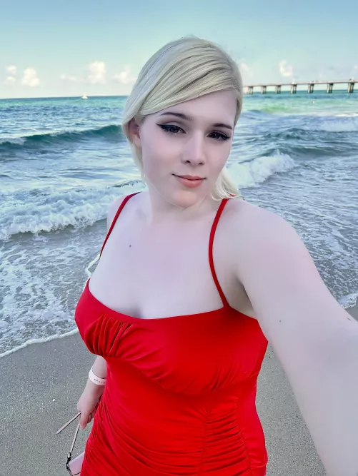 Just a curvy femboy on the beach 🥰