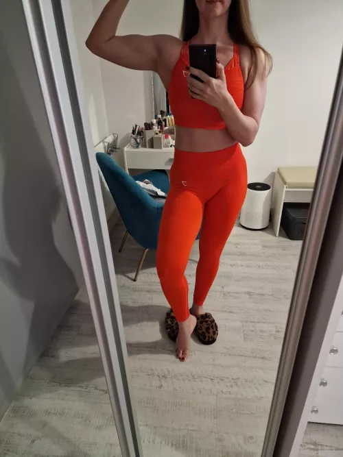 Love to workout and to stay fit 💗 Would you make me your gym girlfriend? 😋