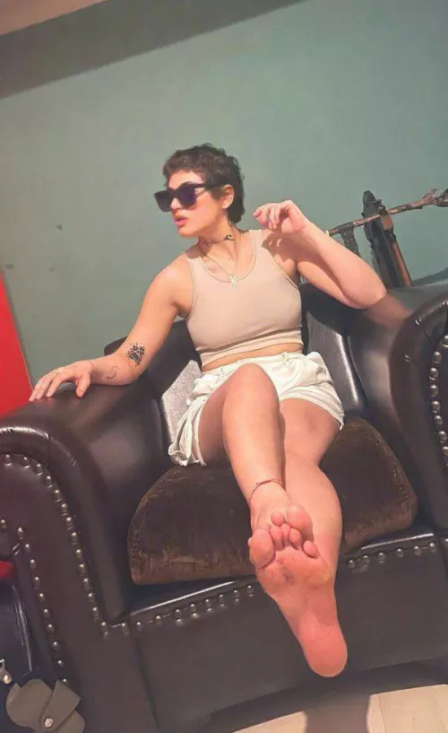 Would you clean my feet for me ?🤔