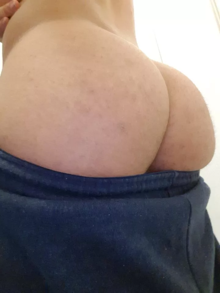 19 straight guy here with a fat bubble butt. I love pleasing men with my thick ass. @straight_daddy1