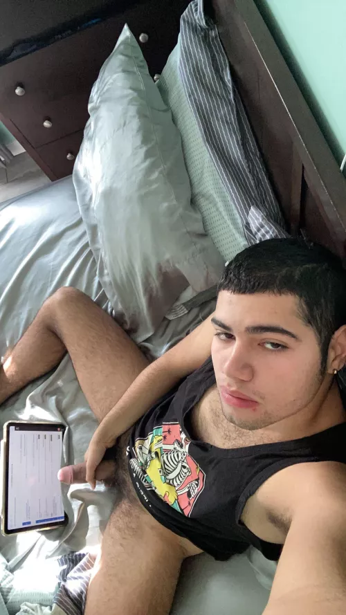 20 Fl. Looking for bros to jerk with while I study. Sc: ramos.moto