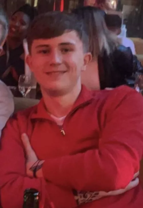 20 uk big ass bottom looking for a fit guy with a really big cock @barcdav